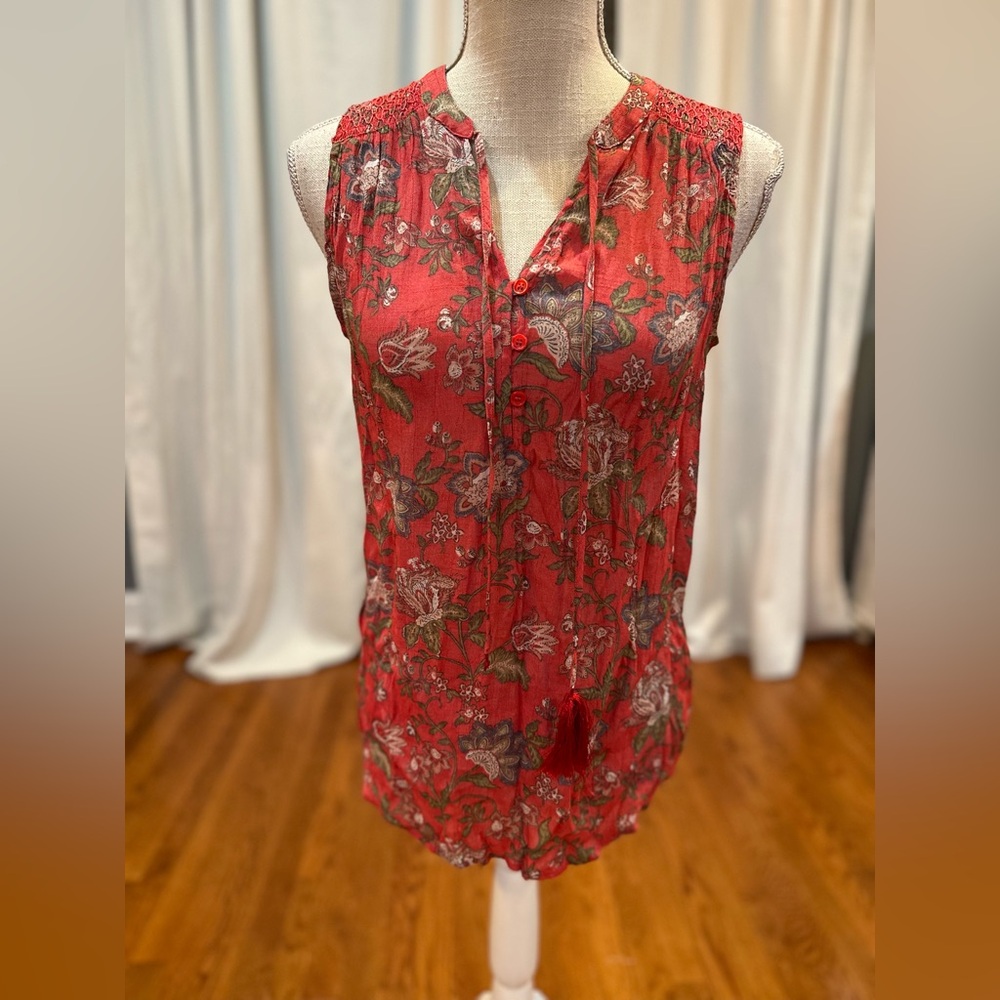 St. John’s Bay red floral paisley sleeveless blouse women’s size S EUC